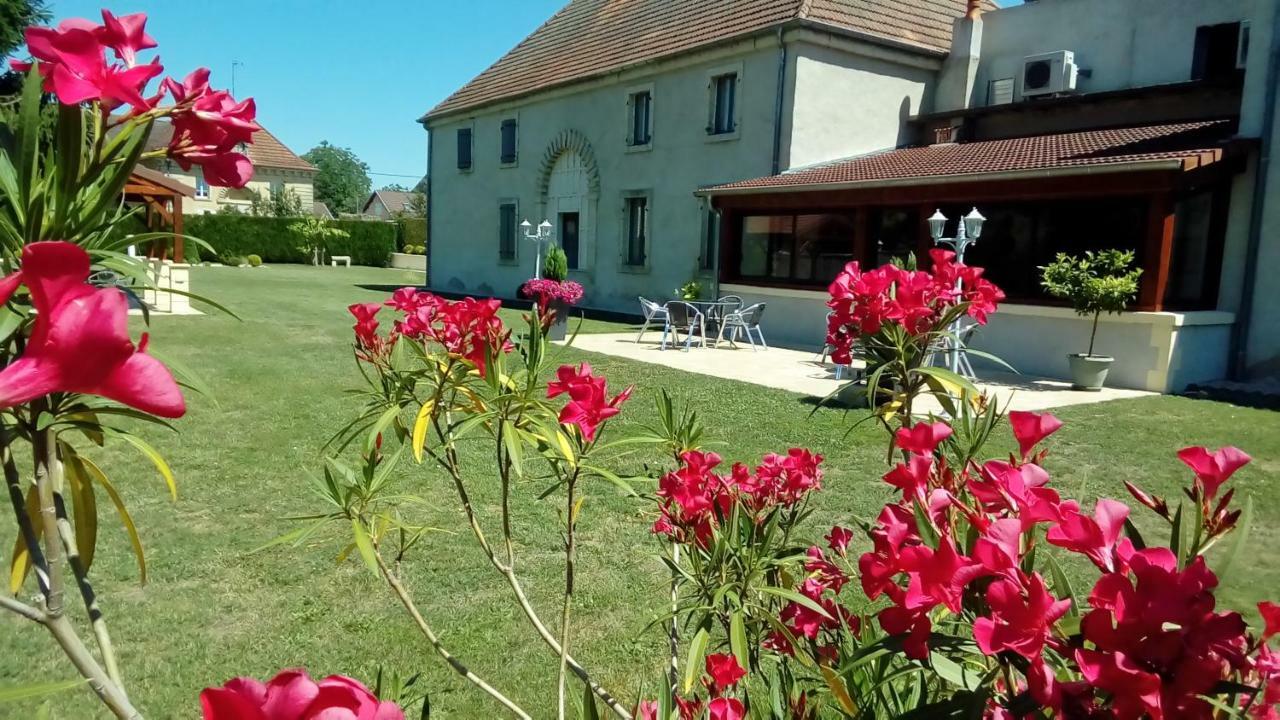 מלון Beaujeu-Saint-Vallier-et-Pierrejux Le Domaine Des Papillons מראה חיצוני תמונה